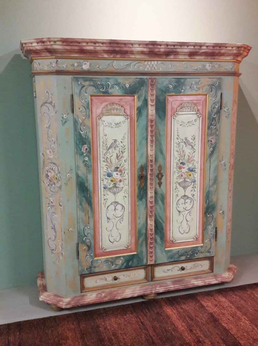 armadio legno dipinto a mano 1.2