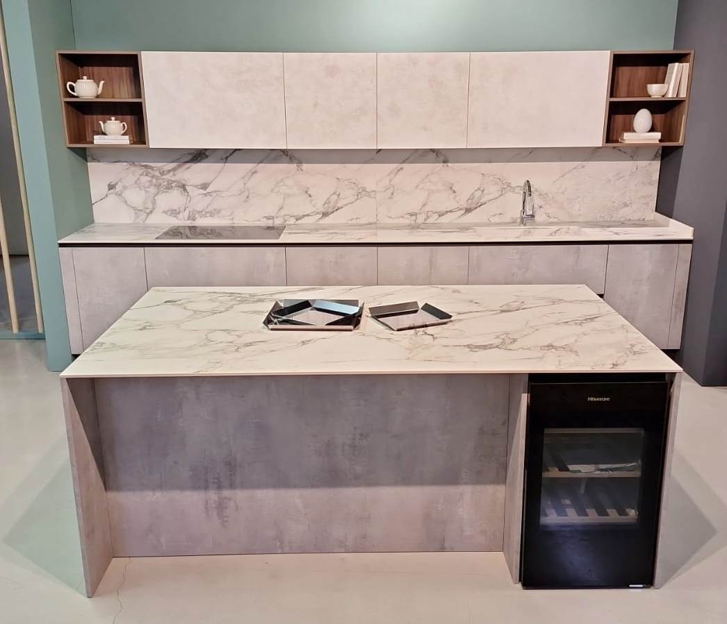 cucina-moderna-isola-MarazziSmegFilo+cantinetta1-2