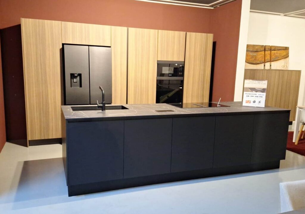 cucina moderna anta liscia con isola cottura e lavaggio total black e colonne legno