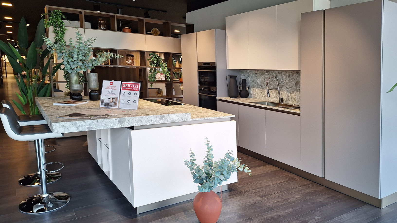 cucina-moderna-isola-FebalcasaOrigina-laccato-bianco-e-grigioChiaro-2