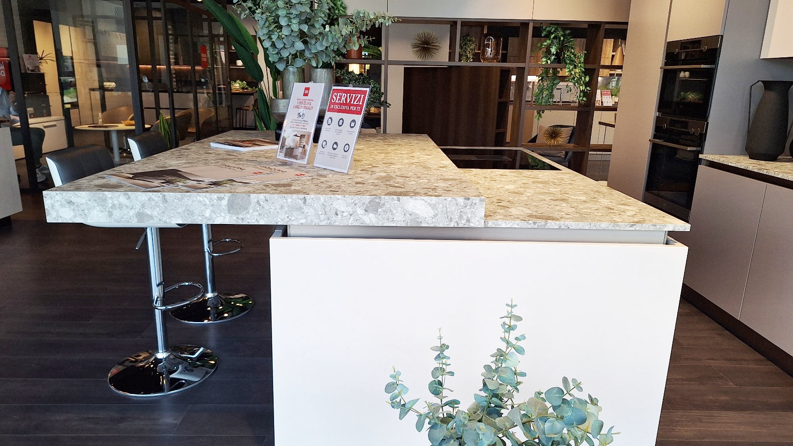 cucina-moderna-isola-FebalcasaOrigina-laccato-bianco-e-grigioChiaro-5