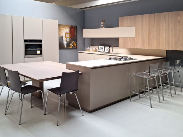Cucina design in Laccato Sabbia e Olmo con Penisola vista 45°